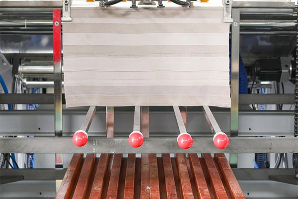 Што го прави интелигентното ламинирање поодржлив избор за завршна обработка на печатење?